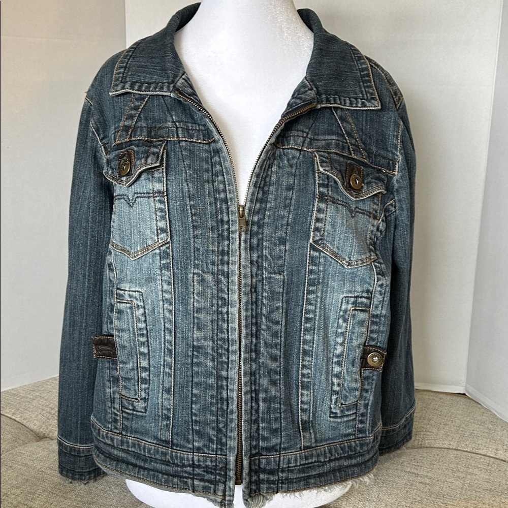 ONE WORLD DENIM ZIP UP  FOUR FRONT BUTTONED POCKETS DISSTRESSED HEM SZ XL